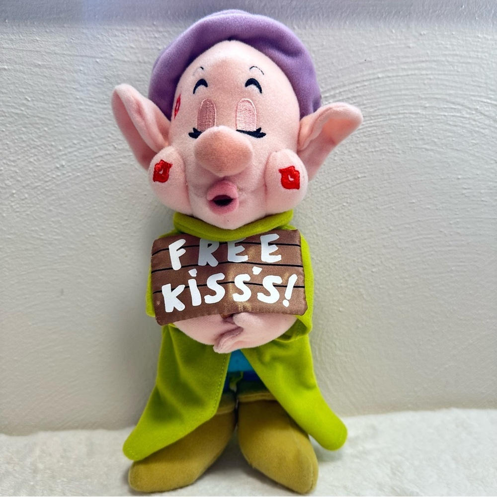 🔵 Disney Plush Dopey Dwarf Holding “Free Kiss’s” Sign